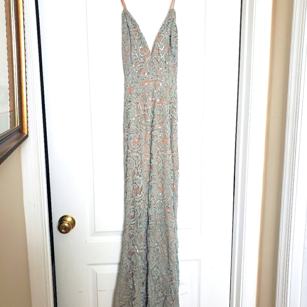 NWT Venus Long fitted mermaid gown. Green & Nude Lace Sizs M